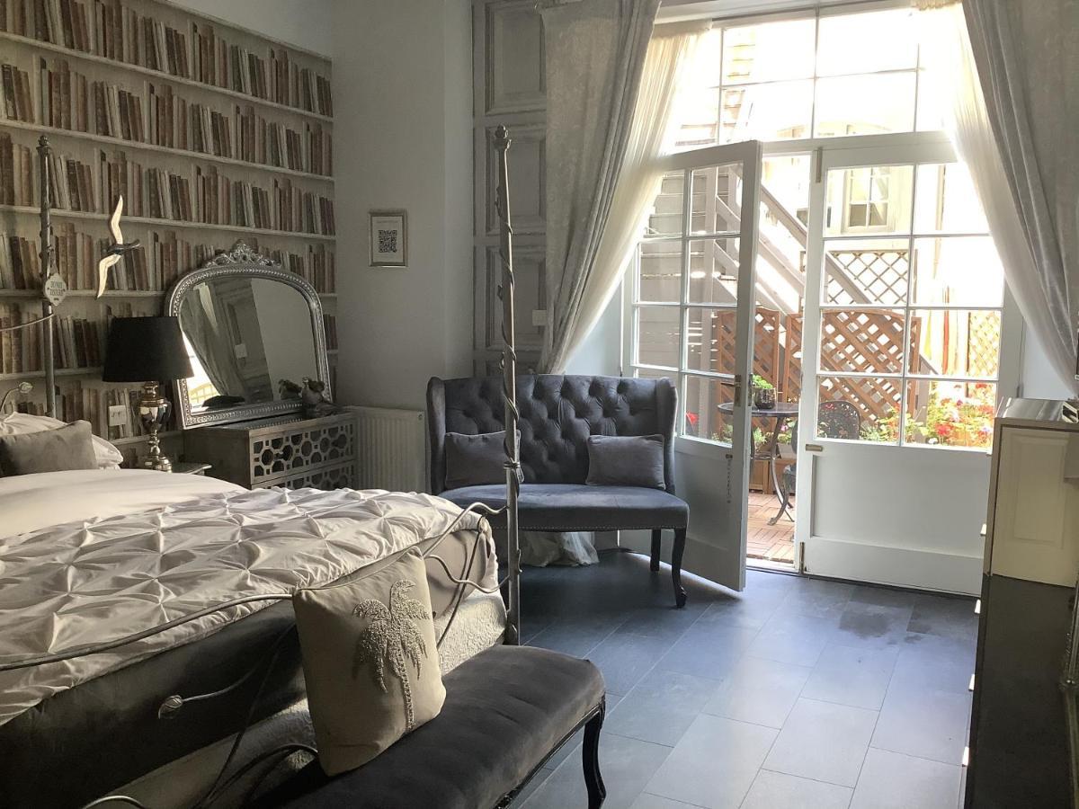 A Room In The City - West — Photos 1